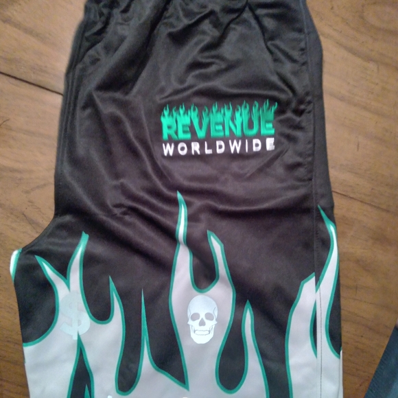 2 piece NEW Men's $REVENUE WORLDWIDE$ Shirt/Short set SIZES S-XXXL... - Picture 6 of 9